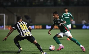 sem-espaco-com-abel,-riquelme-felipe-pode-deixar-o-palmeiras-na-proxima-janela