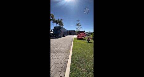 vasco-posta-video-da-chegada-a-salvador;-assista