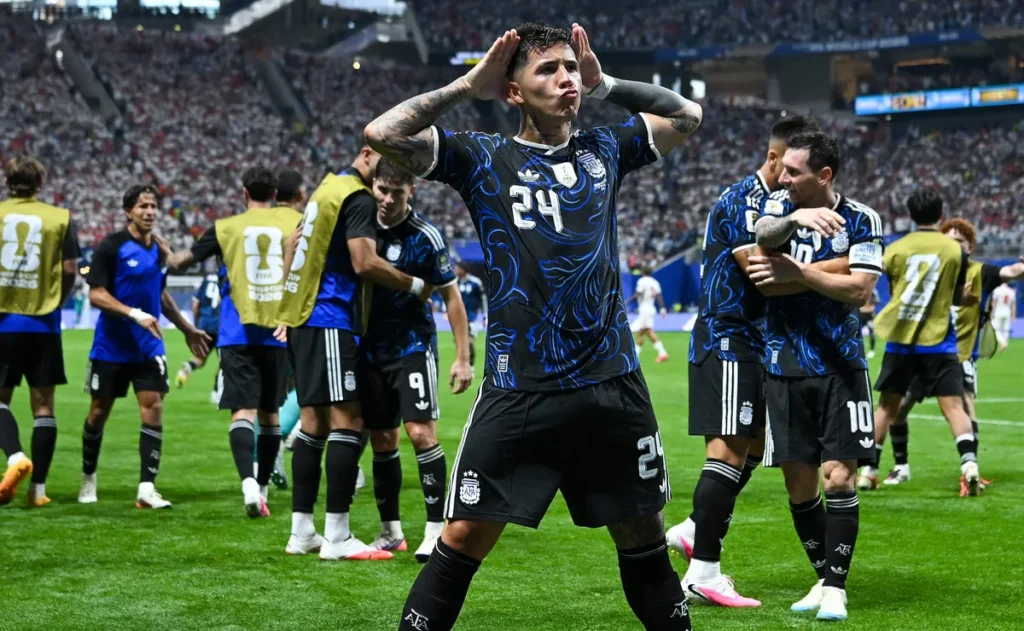 argentina-mostra-reacao-sobre-a-inglaterra-e-se-isola-como-a-selecao-com-mais-viradas-na-copa