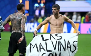 fifa-diz-que-comite-disciplinar-avalia-medidas-apos-argentina-erguer-faixa-das-malvinas-na-copa
