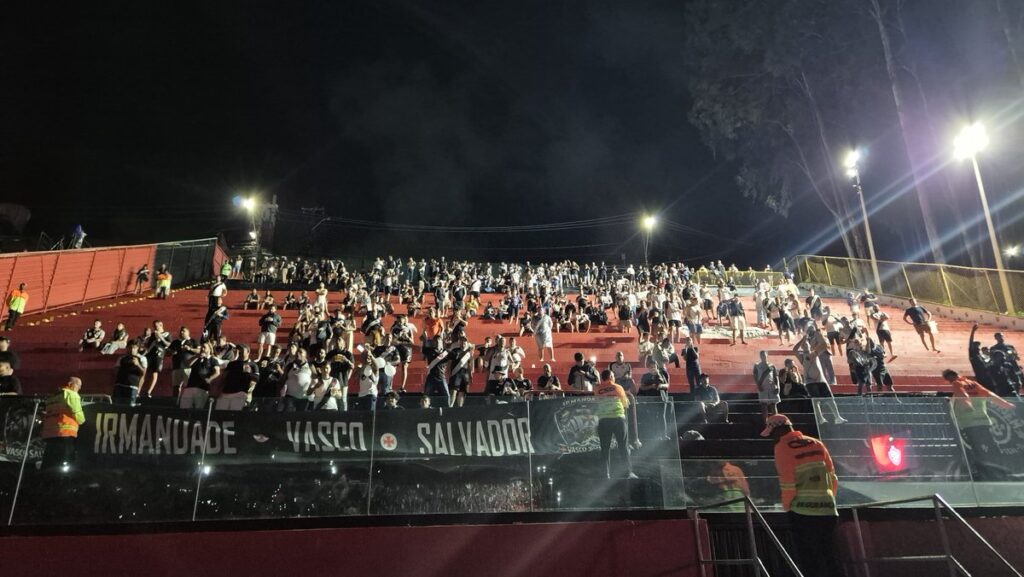 foto-mostra-torcedores-do-vasco-presentes-no-barradao;-veja