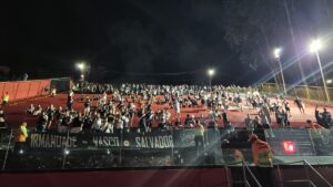 foto-mostra-torcedores-do-vasco-presentes-no-barradao;-veja