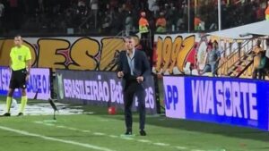 veja-reacoes-de-pedro-emanuel-durante-vitoria-x-vasco