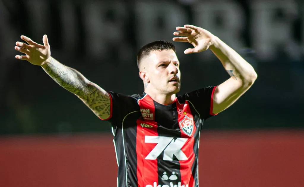 renato-kayzer-manda-recado-ao-vasco-apos-marcar-no-barradao-e-brinca-com-fama-de-carrasco