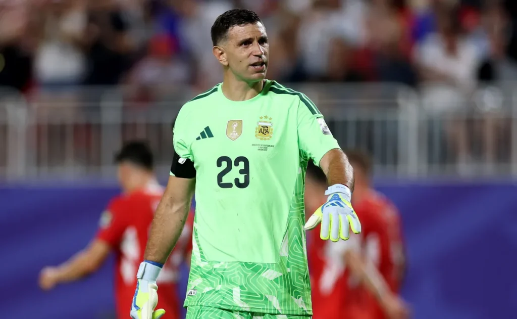 dibu-martinez-e-unai-simon-protagonizam-duelo-decisivo-na-final-da-copa-do-mundo