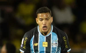 gustavo-martins-e-vilao-e-falha-em-gol-do-mirassol-gera-revolta-da-torcida-do-gremio