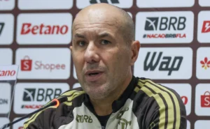 leonardo-jardim-sinaliza-importancia-de-reforcos-no-flamengo-apos-lesoes:-“nos-tem-preocupado”