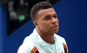 mbappe-e-thomas-tuchel-sao-flagrados-dando-risadas-durante-franca-x-inglaterra-na-copa-do-mundo