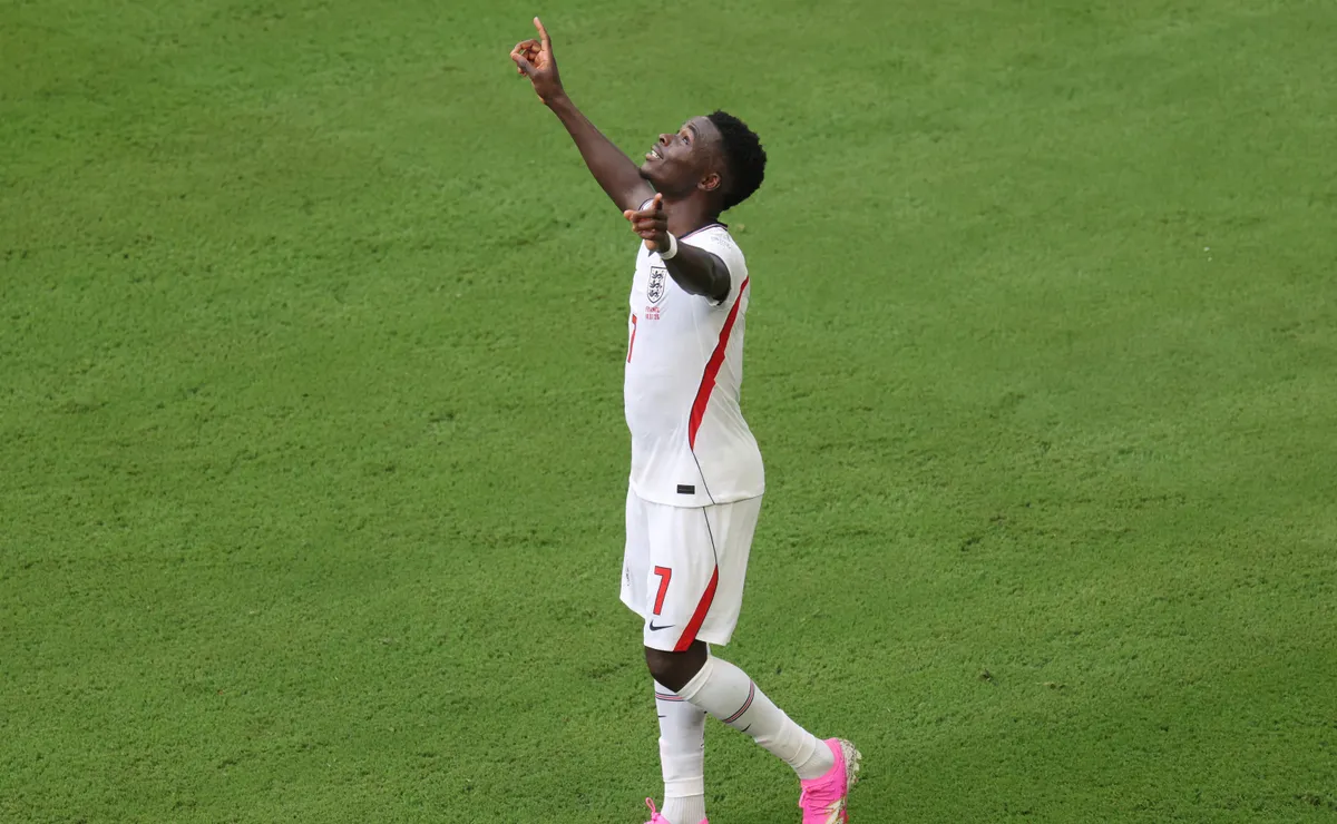 saka-lamenta-menos-minutos-na-inglaterra-apos-hat-trick-contra-a-franca:-“gostaria-de-jogar-mais”