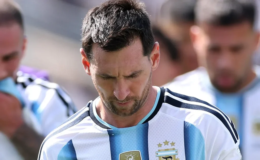 jornal-ingles-detona-atitude-messi-na-final-da-copa-do-mundo:-“vergonha-sobre-seu-legado”