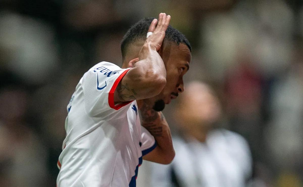 ademir-provoca-torcida-do-atletico-mg-em-empate-com-bahia-e-lance-viraliza-nas-redes