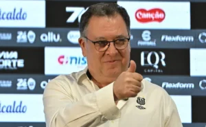 santos-usa-premiacoes-de-copas-em-plano-para-aliviar-divida-milionaria