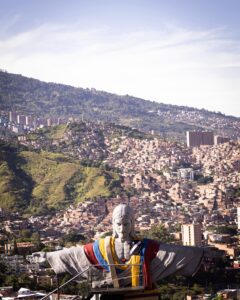 veja-fotos-de-simbolos-vascainos-em-diferentes-locais-de-medellin