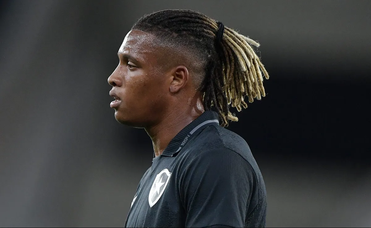 danilo-completa-13o-jogo-em-botafogo-0-x-0-vitoria-e-esta-impedido-de-mudar-de-time-no-brasil