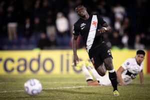 vasco-busca-ponta-direita-com-mais-capacidade-de-finalizacao