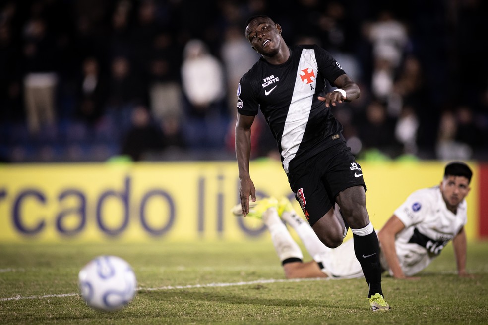 vasco-busca-ponta-direita-com-mais-capacidade-de-finalizacao