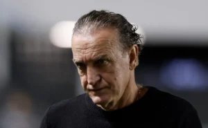 cuca-admite-preocupacao-com-risco-de-rebaixamento-do-santos-e-busca-45-pontos:-“preocupa-e-muito”