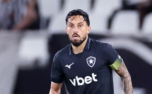 alex-telles-cita-reencontro-com-artur-jorge-e-revela-peso-de-cruzeiro-x-botafogo-no-brasileirao