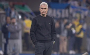luis-castro-amplia-poder-ofensivo,-gremio-reage-no-fim-e-busca-empate-diante-do-fluminense