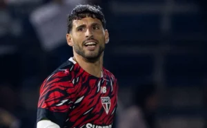 calleri-domina-estatistica-e-e-o-atacante-com-mais-duelos-aereos-ganhos-na-serie-a