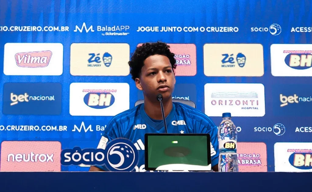 ze-lucas-exalta-artur-jorge-em-apresentacao-no-cruzeiro:-“me-recepcionou-muito-bem”