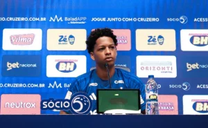 ze-lucas-exalta-artur-jorge-em-apresentacao-no-cruzeiro:-“me-recepcionou-muito-bem”