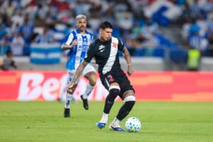 vasco-quer-contratar-zagueiro-antes-de-liberar-saldivia-para-outro-clube