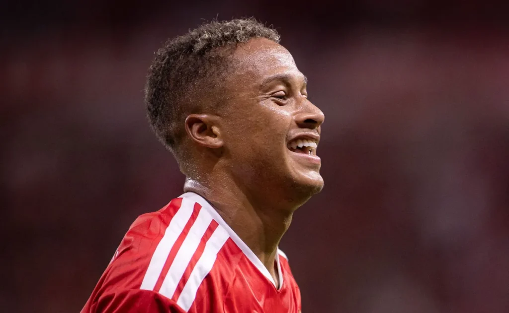 vitinho-surpreende-e-abre-o-placar-para-o-internacional-contra-o-flamengo-no-1o-tempo