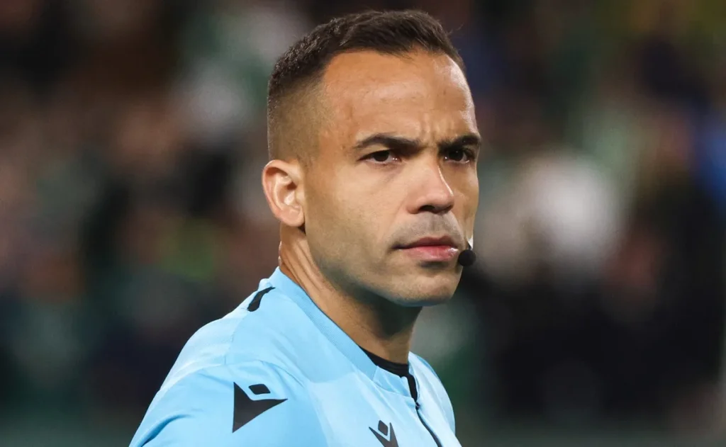 arbitragem-de-alex-gomes-stefano-gera-revolta-em-vitoria-x-palmeiras-por-polemicas