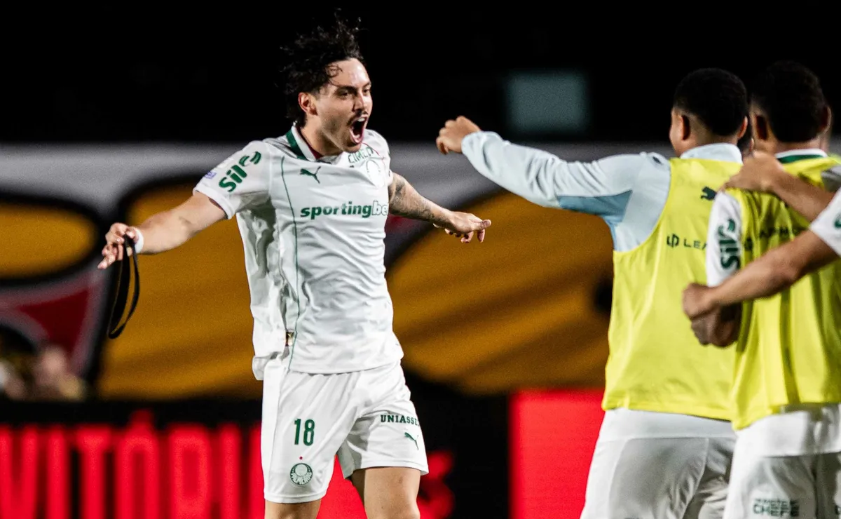 vitoria-tem-dois-expulsos,-palmeiras-aproveita-vantagem-e-goleia-por-4-a-0-no-barradao
