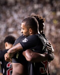 vasco-posta-foto-de-thiago-mendes-com-paulo-henrique:-‘o-abraco-da-classificacao’