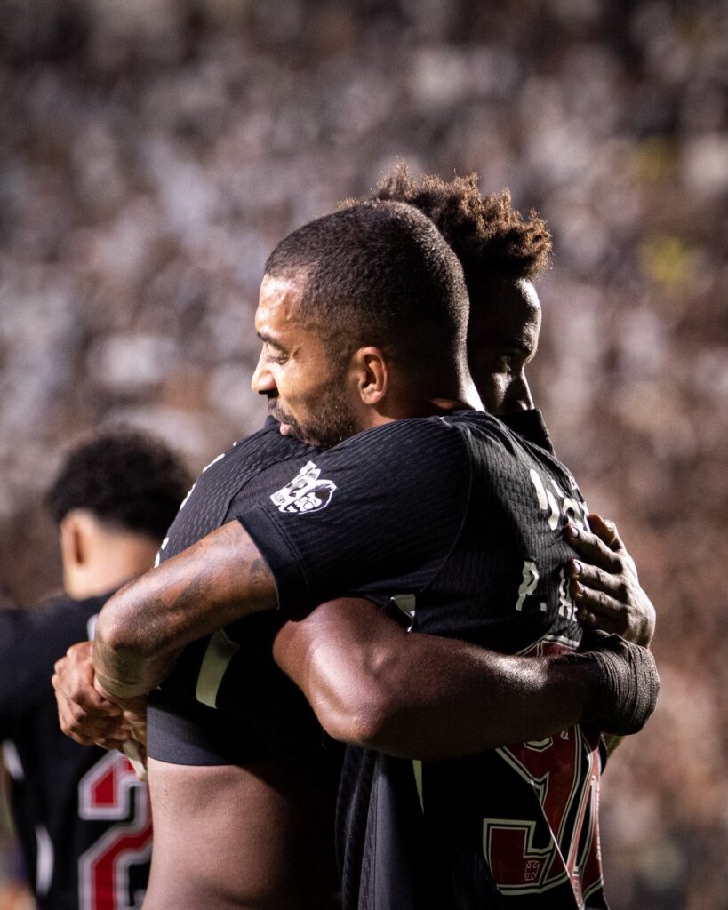 vasco-posta-foto-de-thiago-mendes-com-paulo-henrique:-‘o-abraco-da-classificacao’