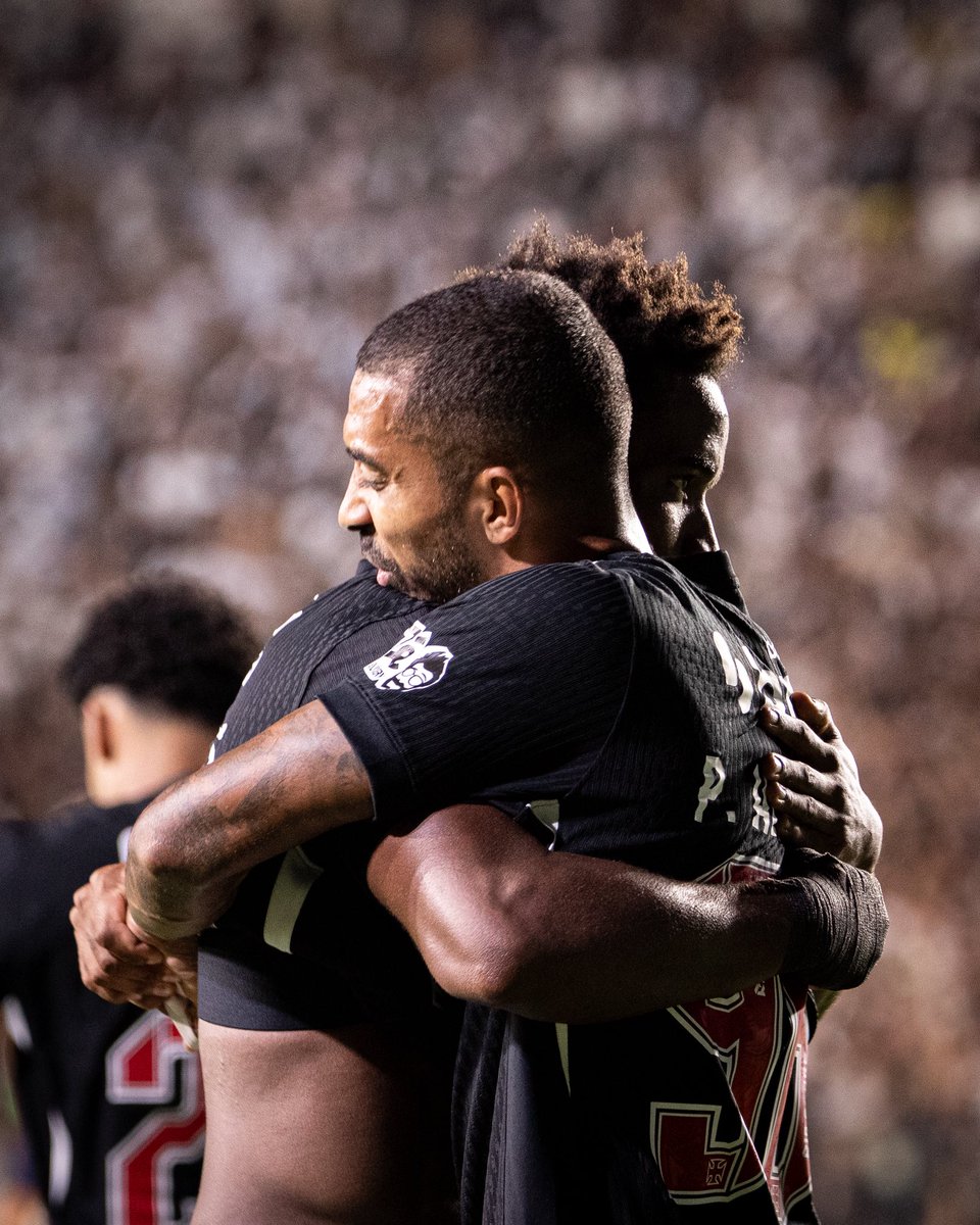 vasco-posta-foto-de-thiago-mendes-com-paulo-henrique:-‘o-abraco-da-classificacao’