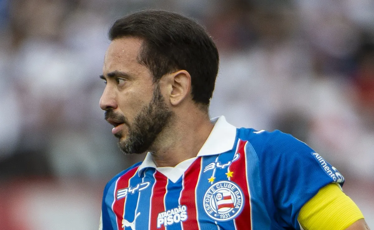 idolo-do-flamengo,-everton-ribeiro-sofre-no-bahia-com-criticas-e-vira-alvo-da-torcida