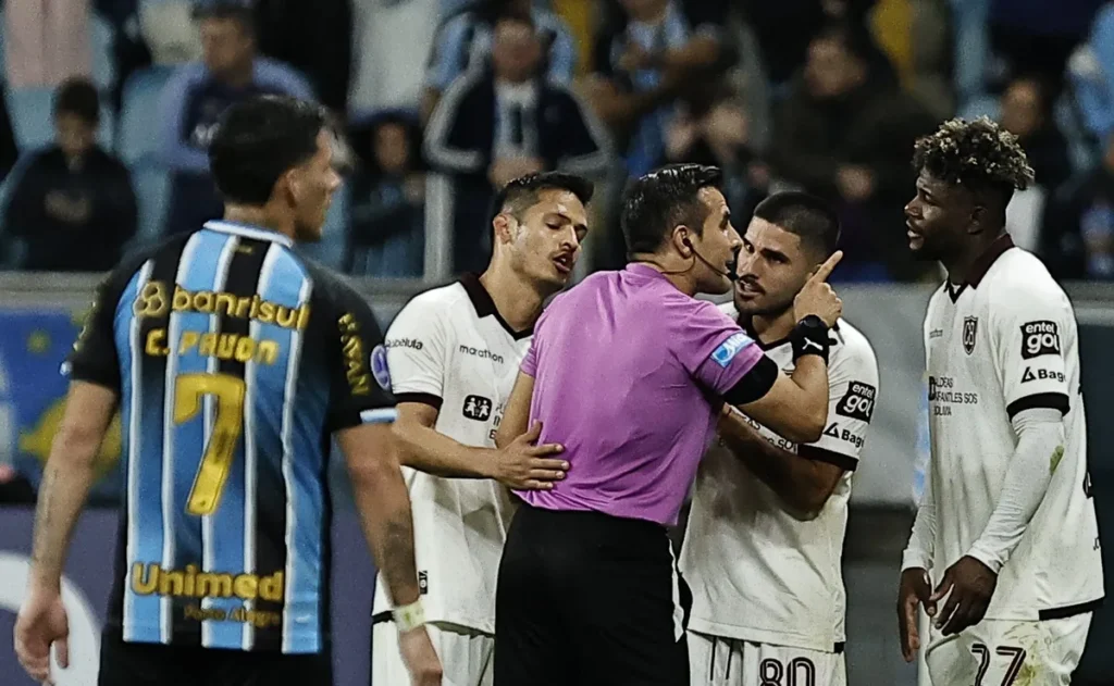 gremio-volta-a-perder-para-o-bolivar-e-esta-eliminado-na-copa-sul-americana