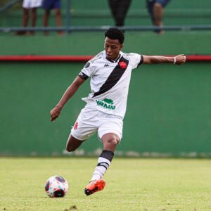 campeao-na-base-do-vasco,-meia-ykaro-toledo-assina-com-o-araxa