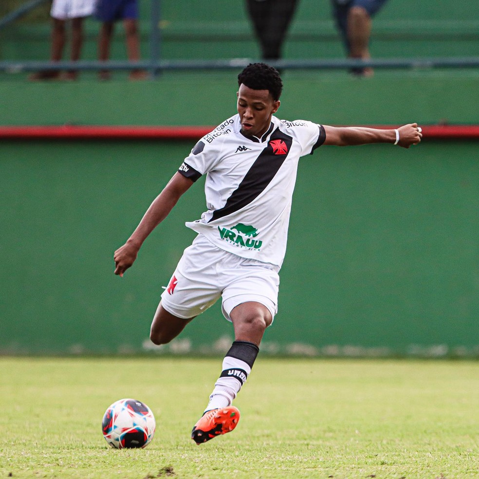 campeao-na-base-do-vasco,-meia-ykaro-toledo-assina-com-o-araxa