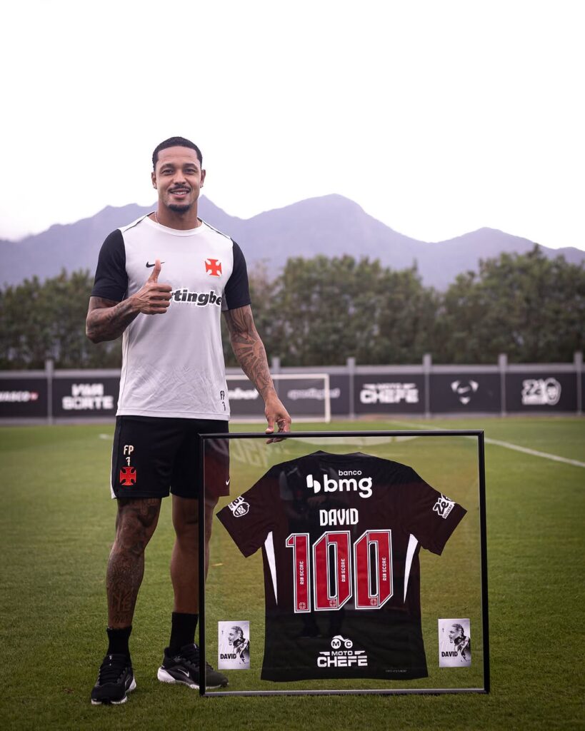 david-recebe-camisa-comemorativa-pelos-seus-100-jogos-no-vasco;-veja-fotos