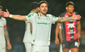 mauricio,-do-palmeiras,-e-denunciado-no-stjd-apos-lance-polemico-contra-o-vitoria
