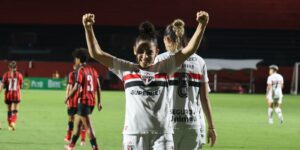 sao-paulo-vence-vitoria-e-assume-lideranca-do-brasileirao-feminino