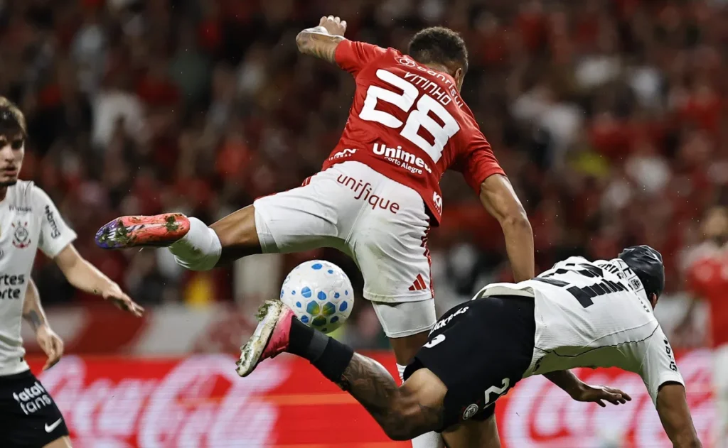 corinthians-sofre-apagao-na-etapa-final,-perde-para-o-inter-e-se-complica-na-copa-do-brasil