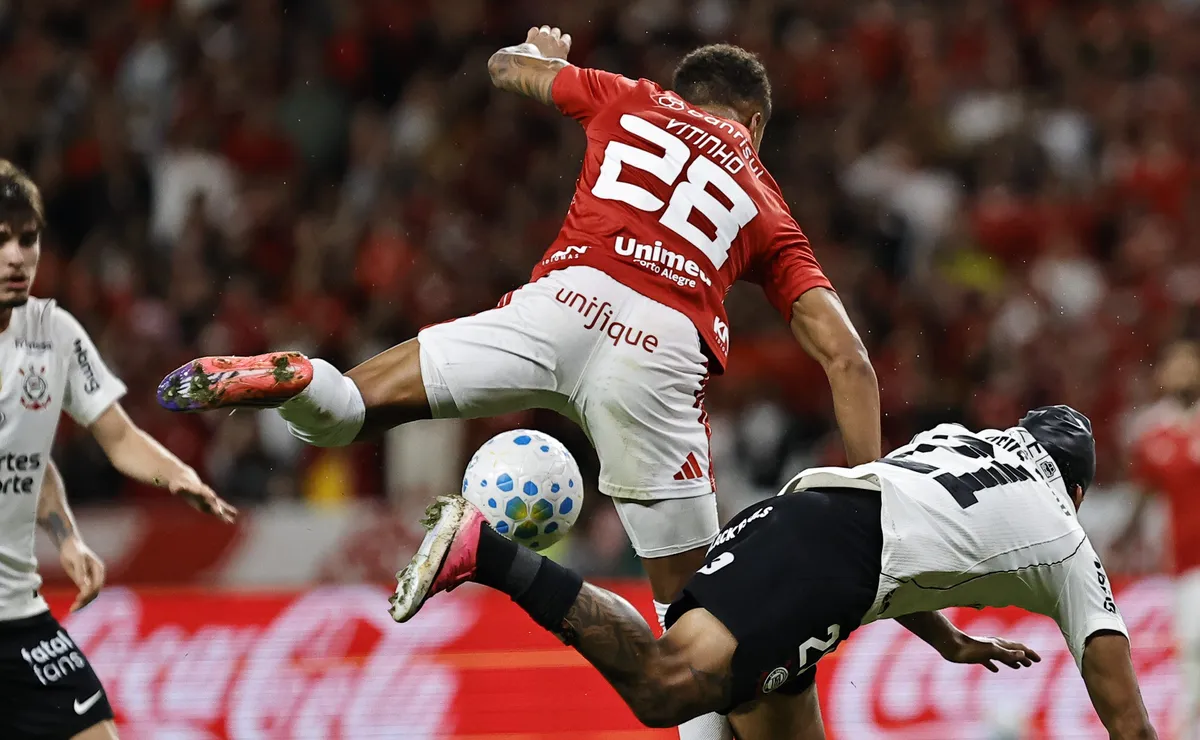 corinthians-sofre-apagao-na-etapa-final,-perde-para-o-inter-e-se-complica-na-copa-do-brasil