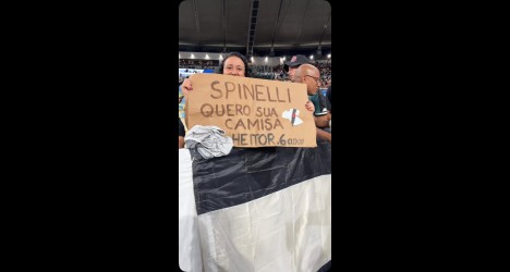 jornalista-brinca-com-torcedora-no-maracana-que-pediu-camisa-para-spinelli;-veja-video
