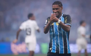 gremio-perde-tete-por-lesao-para-decisao-contra-mirassol-e-abre-disputa-no-ataque