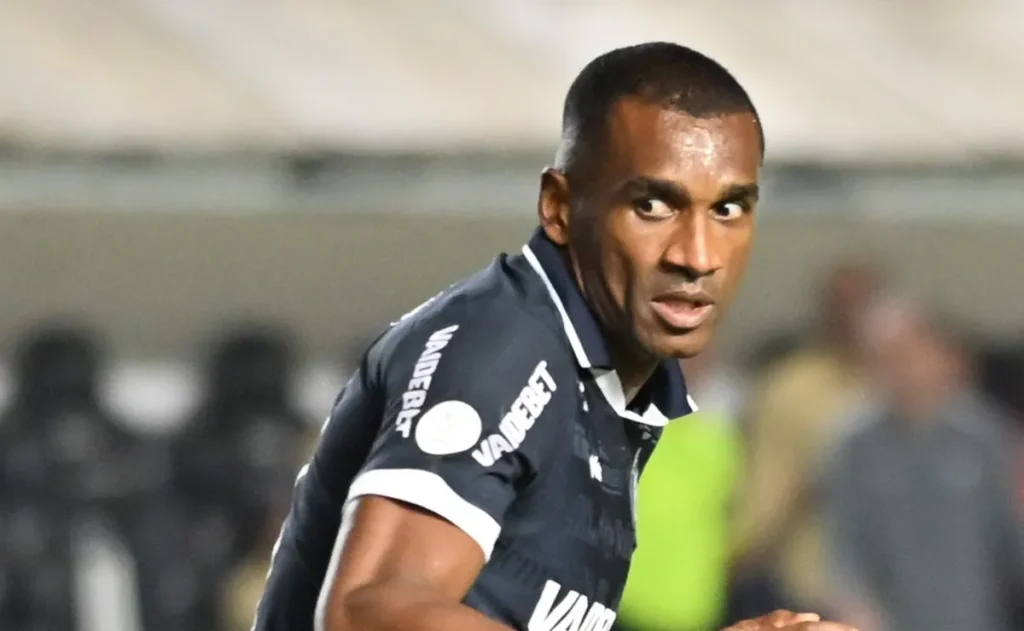 daronco-expulsa-marllon-em-remo-x-santos-apos-recomendacao-do-var-e-lance-gera-polemica