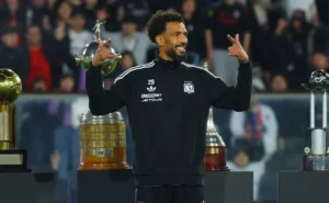 vozinha-e-apresentado-para-mais-de-42-mil-pessoas-em-recepcao-de-estrela-no-colo-colo