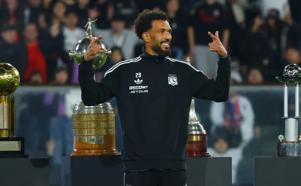 vozinha-e-apresentado-para-mais-de-42-mil-pessoas-em-recepcao-de-estrela-no-colo-colo