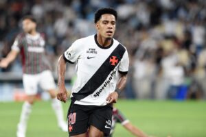 de-negociavel-a-heroi,-brenner-vive-noite-de-redencao-no-vasco-apos-2-gols-contra-o-fluminense