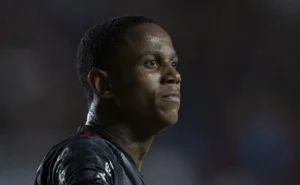 flamengo-faz-jogo-duro-para-liberar-wallace-yan-apos-interesse-do-bragantino-em-emprestimo