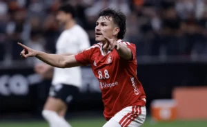 internacional-elimina-o-corinthians-na-copa-do-brasil,-mas-sofre-com-falha-de-matheus-cunha